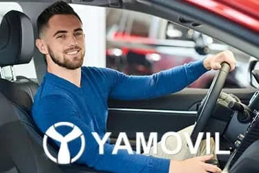 hombre compra un coche de segunda mano en Yamovil