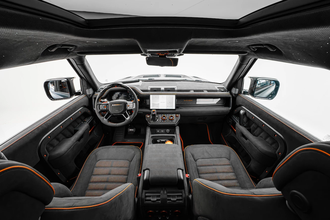 Interior del Mansory Defender Black Edition