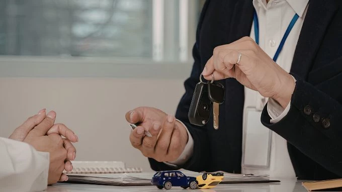 Persona entregando las llaves de un coche
