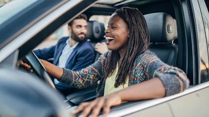 Persona feliz conduciendo