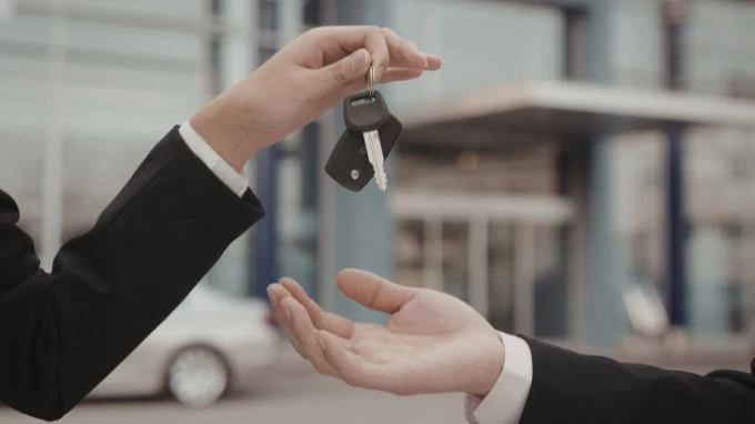 Persona recibiendo las llaves de su coche