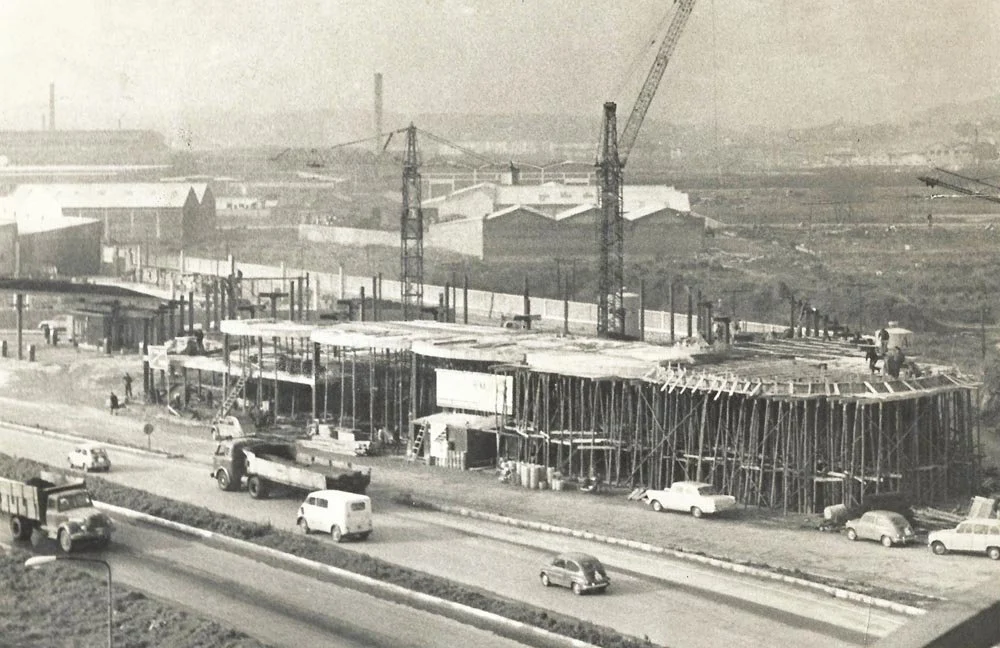 Labores de construcción de la instalación de Renault Vidal de la Peña en la Avenida de Parayas, inaugurada en el año 1967.